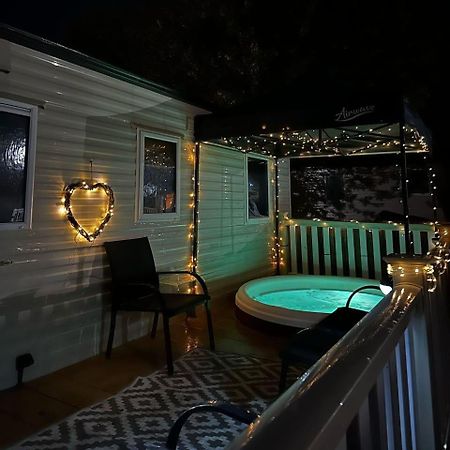 Tattershall Lakes Hot Tub Lodge Breaks Exterior photo